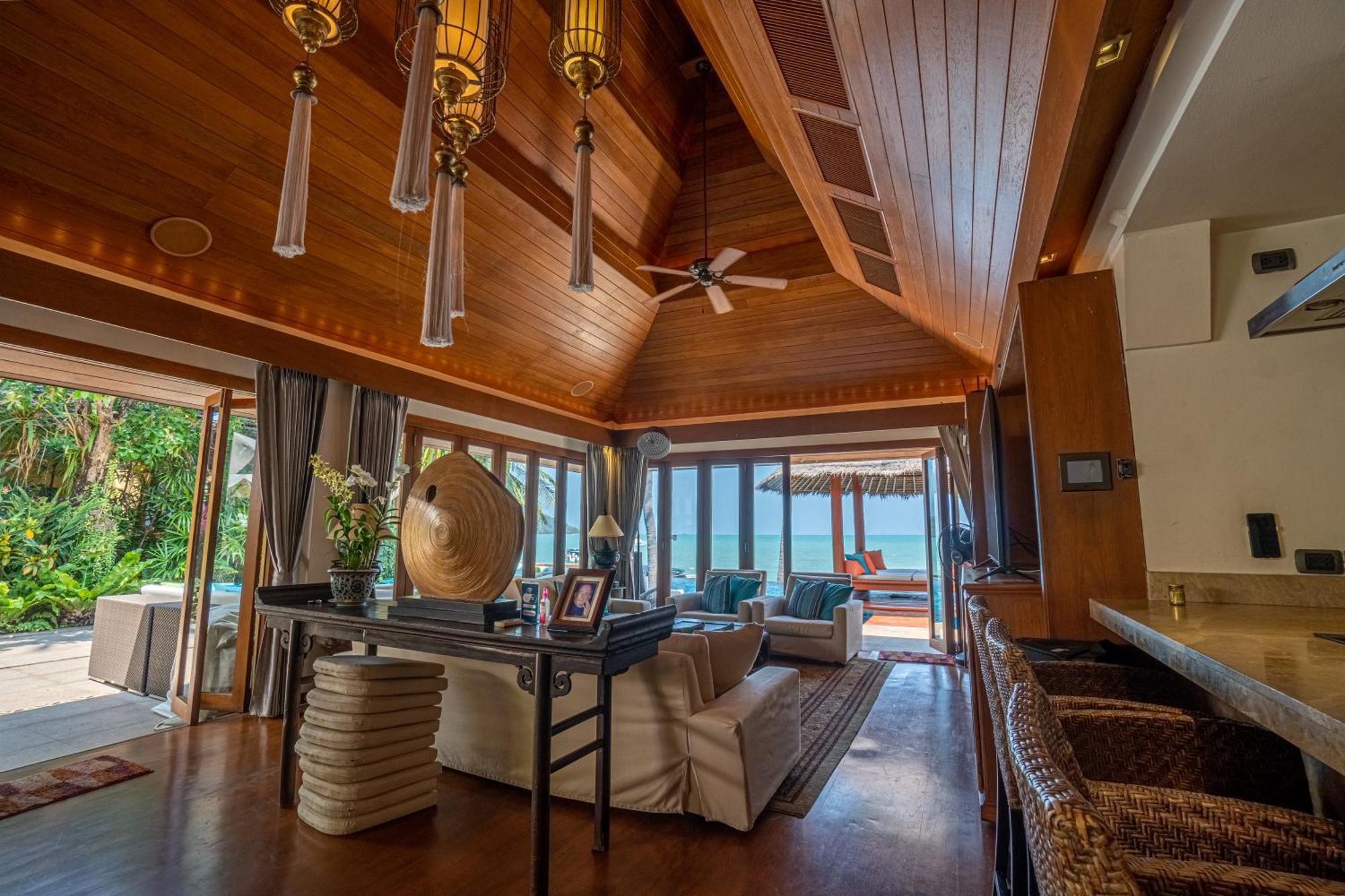 Upni Duniya - Luxury, Beachfront 9-Suites Villa Bang Rak Beach  Exterior photo